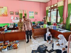 Satbinmas Polres Lamandau Sosialisasi Saber Pungli dan Kunjungi SMPN 2 Menthobi Raya