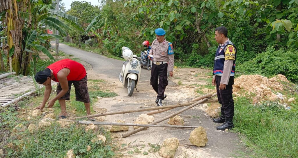 Aiptu Andang Setyawan Sambang Sungai: Kesiagaan Polisi RW dan Tokoh Masyarakat Hadapi Ancaman Banjir