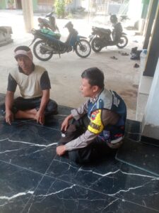 Sambang Rutin, Bhabinkamtibmas Sukolilo Himbau Warga Waspadai Berkendara saat Hujan