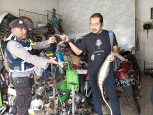 Hindari Knalpot Brong, Bhabinkamtibmas Polsek Tlogowungu Himbau Pemilik Bengkel