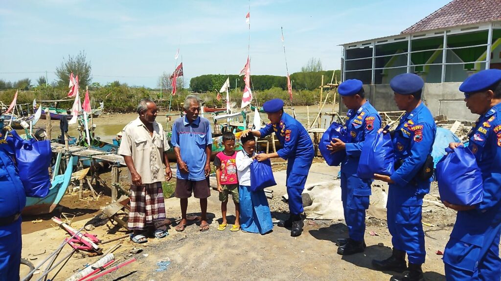 Satpolairud Polresta Pati Salurkan Bantuan untuk Anak Yatim dan Orang Tua Jompo