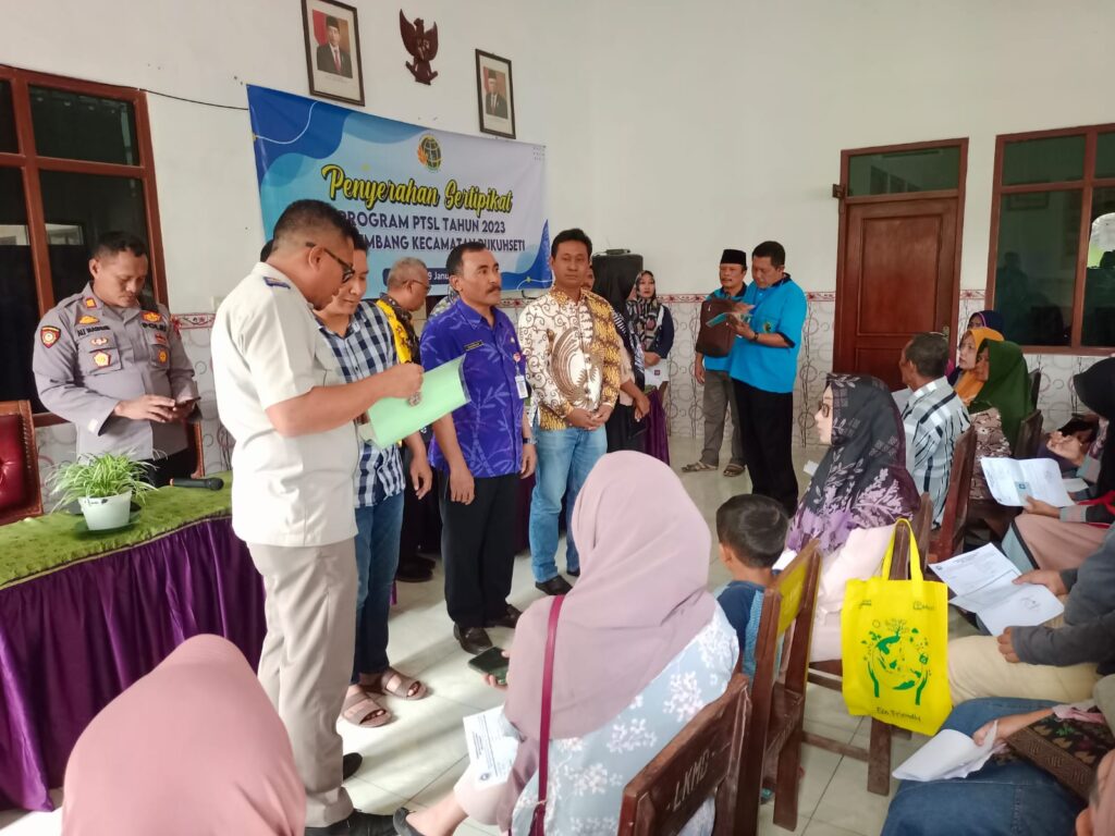 Petugas Panitia Ajudikasi Tim 3 Kementerian ATR/BPN Bagikan Sertifikat PTSL