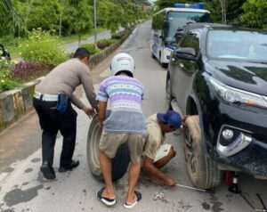 Satlantas Polres Lamandau Berikan Bantuan Pengendara Bocor Ban