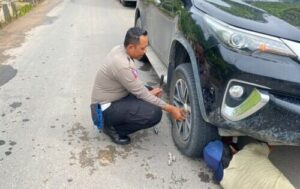 Personel Satlantas Polres Lamandau Beri Bantuan Pengendara Alami Bocor Ban