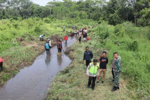 Bersihkan Aliran Sungai Sawah Sri, Kodim dan Polres Batang Bersihkan Sungai Cegah Banjir