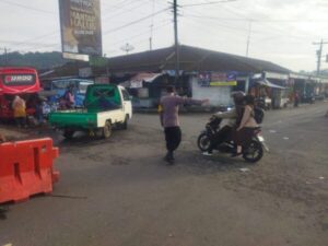 Jaga Keamanan, Polres Banjarnegara Bantu Warga Menyebrang Jalan saat Pagi Hari