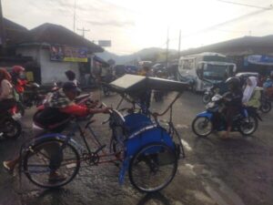 Turlalin Pagi Hari, Polres Banjarnegara Bantu Warga Menyebrang Jalan