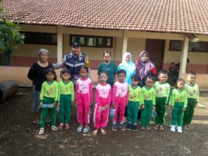 Program Polisi Sahabat Anak, Bhabinkamtibmas Polsek Dukuhseti Sambangi TK Khoiriyah