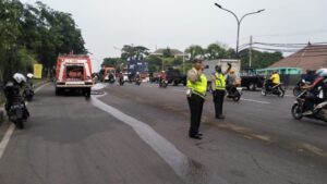 Petugas Gabungan Kompak Bersikan Tumpahan Solar di Jalan Siliwangi