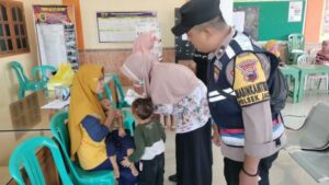 Polsek Jaken Pati Monitoring Posyandu Sub Pin Polio di Desa Kebonturi