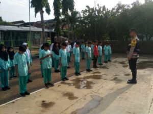 Polisi Sahabat Anak, Bhabinkamtibmas Polsek Gembong Latih Peraturan Baris-Berbaris di MI Hidayatul Islam