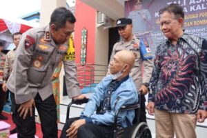 Kunker di Polres Barsel, Kapolda Kalteng Beri Tali Asih Ke Masyarakat dan Penyandang Disabilitas