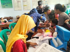 Bersama Babinsa, Bhabinkamtibmas Desa Karangrejo Pantau Posyandu Sub PIN Polio