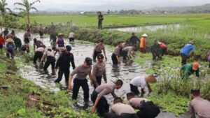 Gelar Karya Bakti, TNI Polri Sukoharjo Kompak Bersihkan Sampah di Sungai Tawangsari