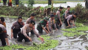 Bersihkan Sampah di Sungai Tawangsari, TNI Polri Sukoharjo Bersinergi