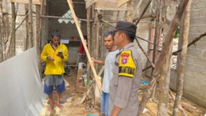 Bantu Bangun Mushola, Bhabinkamtibmas Polres Lamandau Ikut Gotong Royong