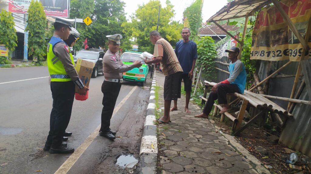 Bagikan Nasi Kotak, Satlantas Polresta Pati Berbagi Kebahagiaan di Jumat Berkah