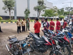 Personel gabungan melaksanakan Operasi Penertiban Knalpot Brong