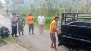 Aksi Nyata Bakti Sosial: Kapolsek Blado Serahkan Bantuan Asbes untuk Pembangunan Rumah Warga