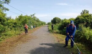 Ditpolairud Gotong-royong Bersama Warga dan Intansi Terkait di Ds. Se’i Rungun