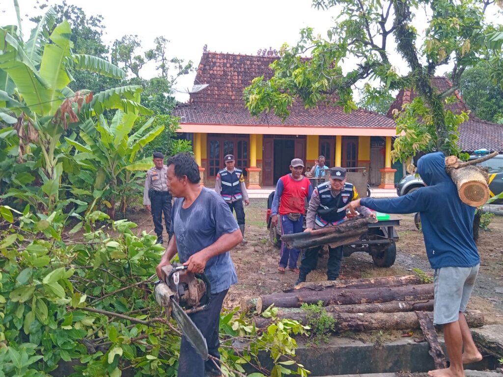 Sinergi Masyarakat dan Aparat: Wakapolsek Dukuhseti Koordinasi Kerja Bakti Pasca Musibah