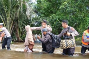 Kapolres Barsel Bantu Langsung Masyarakat di Ruas Jalan Tergenang Banjir