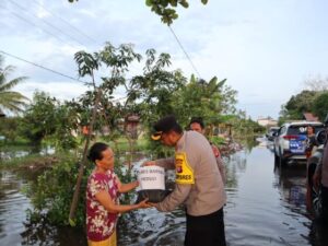 Tinjau Banjir di Ruas Jalan Desa Lembeng, Kapolres Barsel Berikan Bansos Warga Sekitar