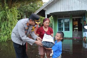 Tinjau Banjir di Ruas Jalan Ds. Lembeng, Kapolres Barsel Berikan Bansos Warga Sekitar