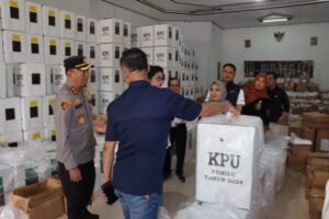 Kapolres Lamandau dan Forkopimda Dampingi Ketua KPU Kalteng Tinjau Logistik Pemilu