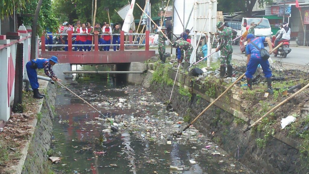 STM Tunas Bhakti Juwana Terlibat dalam Karya Bakti Pembersihan Sungai