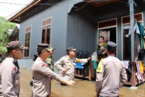 Tinjau Banjir Di Buntok Seberang, Kapolres Barsel Salurkan Bansos Kapolda Kalteng