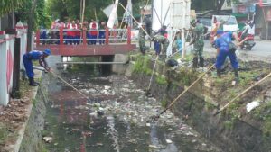 Cegah Banjir TNI POLRI Bersama Warga Gelar Kerja Bakti Bersihkan Jalur Sungai Desa Growong Lor Juwana