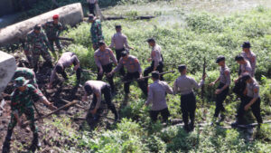 Cooling System, Polres Kodim Sukoharjo Gelar Karya Bakti Bersihkan Sampah di Sungai Siluwur