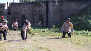 Giat Karya Bakti, Polres Kodim Sukoharjo Bersihkan Sampah di Sungai Siluwur