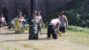 Kodim Gelar Karya Bakti Bersihkan di Sungai Siluwur Bersama Polres Sukoharjo