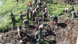 Polres dan Kodim Sukoharjo Gelar Karya Bakti Bersihkan Sungai Siluwur dan Cooling System