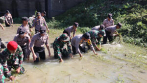 Bersama Polres Sukoharjo, Kodim Sukoharjo Gelar Karya Bakti Bersihkan di Sungai Siluwur