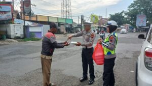 Kepedulian Polisi: Jum’at Berkah di Jalan Kembangjoyo dan Pati – Gabus