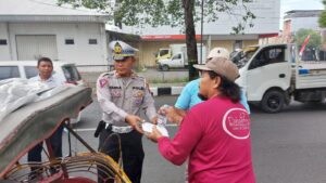 Jumat Berkah, Satlantas Polresta Pati Bagikan Nasi Kotak pada Sejumlah Pengendara