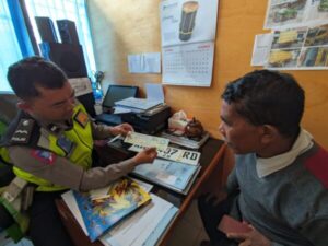 Personil Satlantas Polres Lamandau Antar STNK & TNKB ke Rumah-Rumah Pemohon