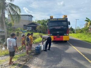 Polres Barsel Distribusikan 5.000 Liter Air Bersih Untuk Warga Terdampak Banjir