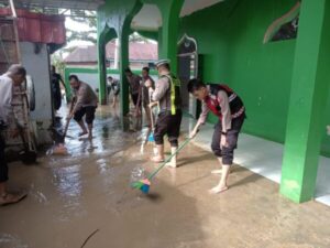 Polres Barsel Bersihkan Rumah Ibadah Pasca Banjir