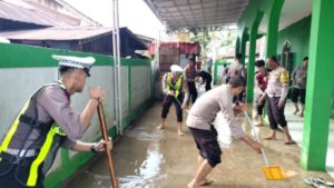 Peduli Lingkungan Pasca Banjir, Polres Barsel Bersihkan Rumah Ibadah