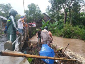 Personel Polres Sukoharjo Bantu Evakuasi Warga Korban Banjir