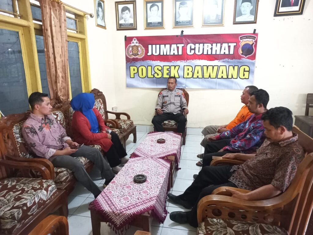 Polsek Bawang Gelar Jumat Curhat Bersama Warga Desa Surjo