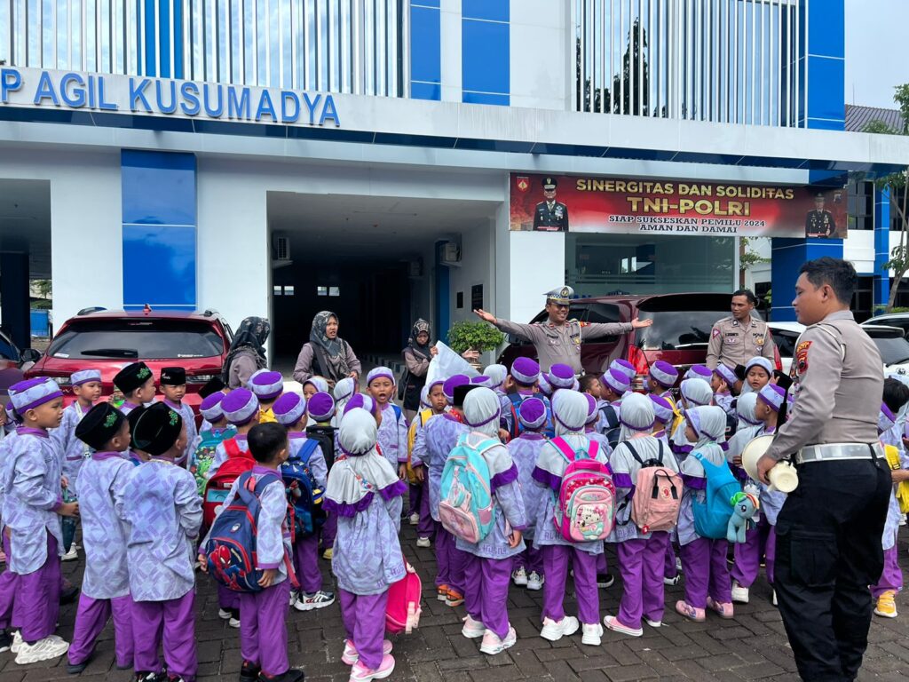 Polresta Pati Ajak Anak-Anak Taat Aturan Berlalulintas melalui Kegiatan Sosialisasi