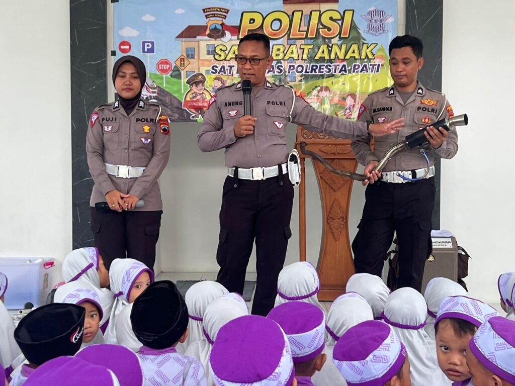 Sosialisasi Cara Memakai Helm yang Benar di Paud Al Husna Pati