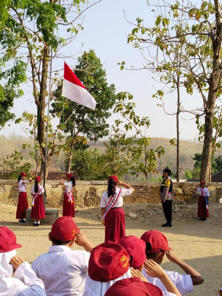 Jadi Pembina Upacara di SDN 2 Desa Lumbungmas, Bhabinkamtibmas Polsek Pucakwangi Berikan Edukasi