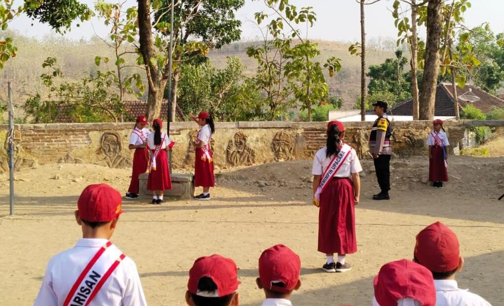 Cegah Kenakalan Remaja, Begini Wejangan Bhabinkamtibmas Polsek Batangan Untuk Murid SDN 2 Desa Lumbungmas