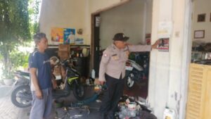 Gencarkan Edukasi Larangan Knalpot Brong, Bhabinkamtibmas Polres Sukoharjo Bagikan Stiker